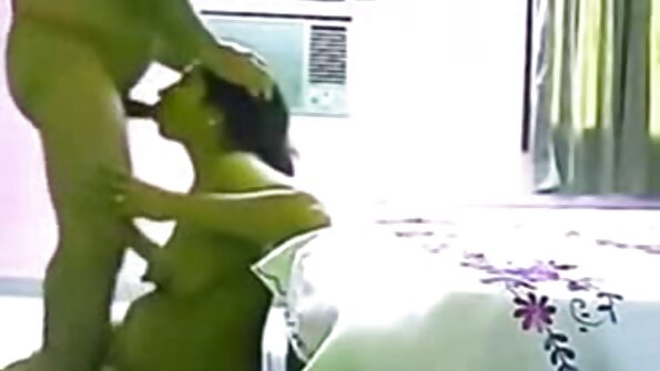 En voksen mor kræver hård behandling af sig selv og beder seks hd xxx endda om at blive kneppet i røven.