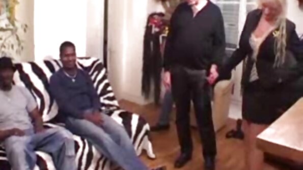 Twerk på seks xhamster hane i badekar fuld af vand og skum.