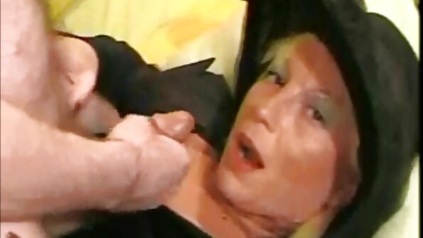 Efter instituttet viste porno seksi video hun ham sine bryster og rykkede sin pik af.