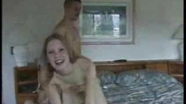 En studerende tager en pause fra sine studier for at sutte en seksfull pik og få sex fra en klassekammerat.