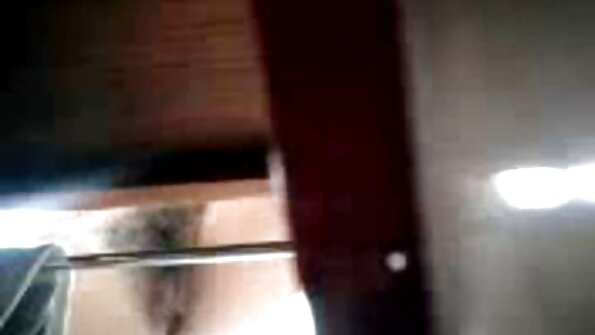 Forældre og seks video datter hygger familien.