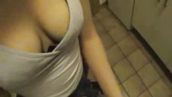 En transvestit danser sex porno sex sex en striptease foran kameraet.