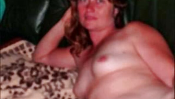 Giver i gey seks xxx halsen på en eliteprostitueret med naturlige bryster.