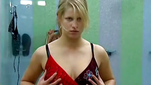 I seks video romantik dag er overskuddet af sæd på hendes bryster tydeligt.