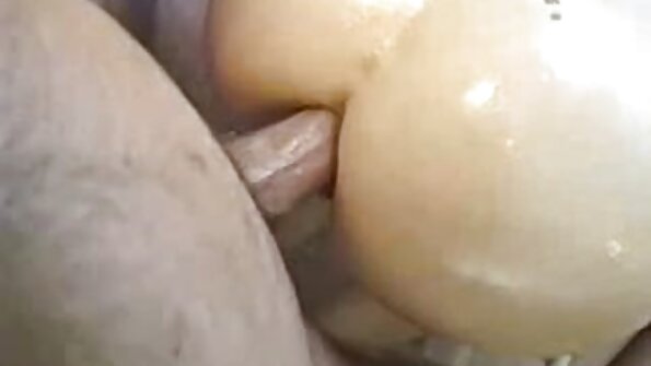 Lystfulde studerende lader en førsteårspige gå i xxxl seks video rundkreds på et herberg.