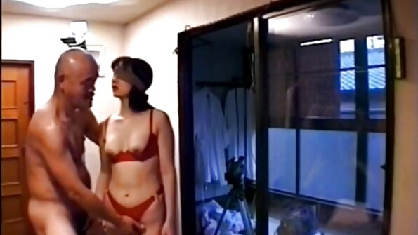 Eva Elfi isteri seks video erstattede sin lyserøde fisse med en ny partner.