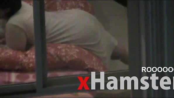 Stedsøster sex porna xxx onanerer stille og roligt i et andet rum.